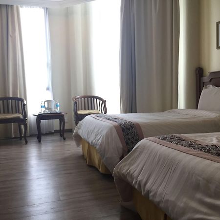Regal Court Hotel Kuching Bagian luar foto