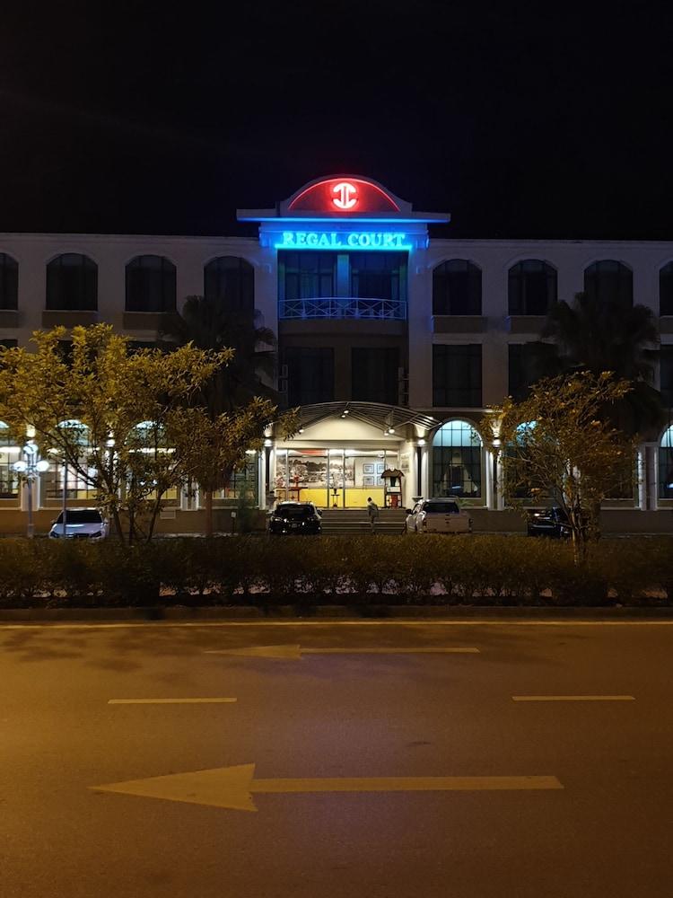 Regal Court Hotel Kuching Bagian luar foto