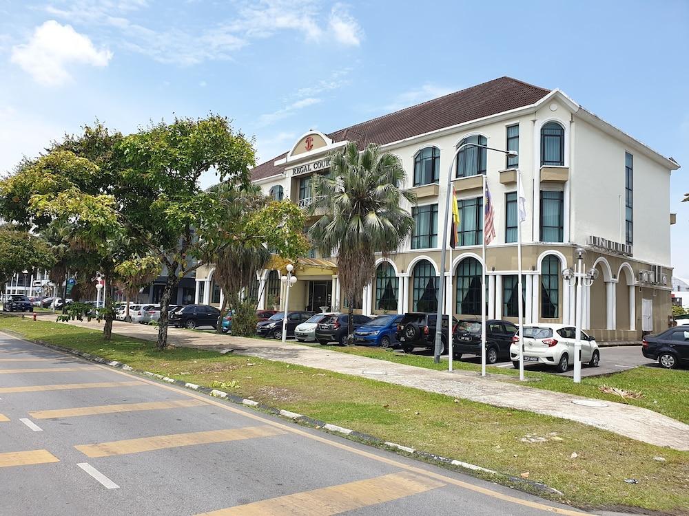 Regal Court Hotel Kuching Bagian luar foto