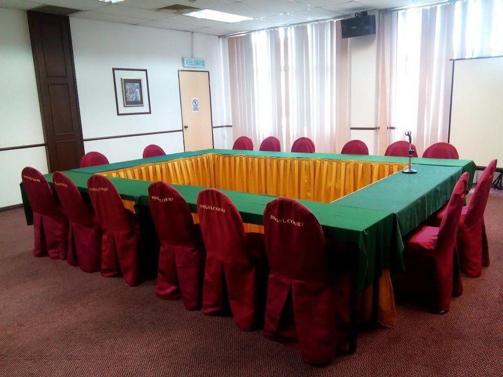 Regal Court Hotel Kuching Bagian luar foto