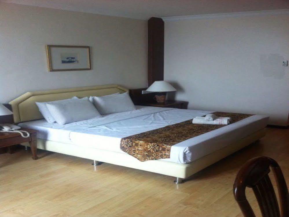 Regal Court Hotel Kuching Bagian luar foto