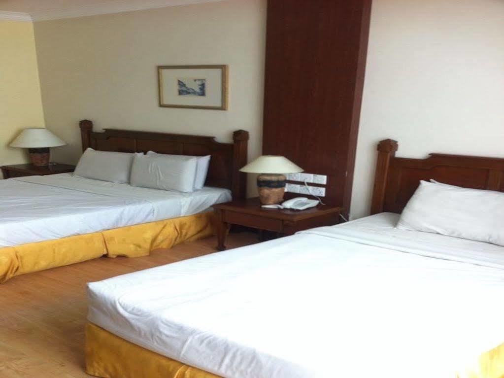 Regal Court Hotel Kuching Bagian luar foto