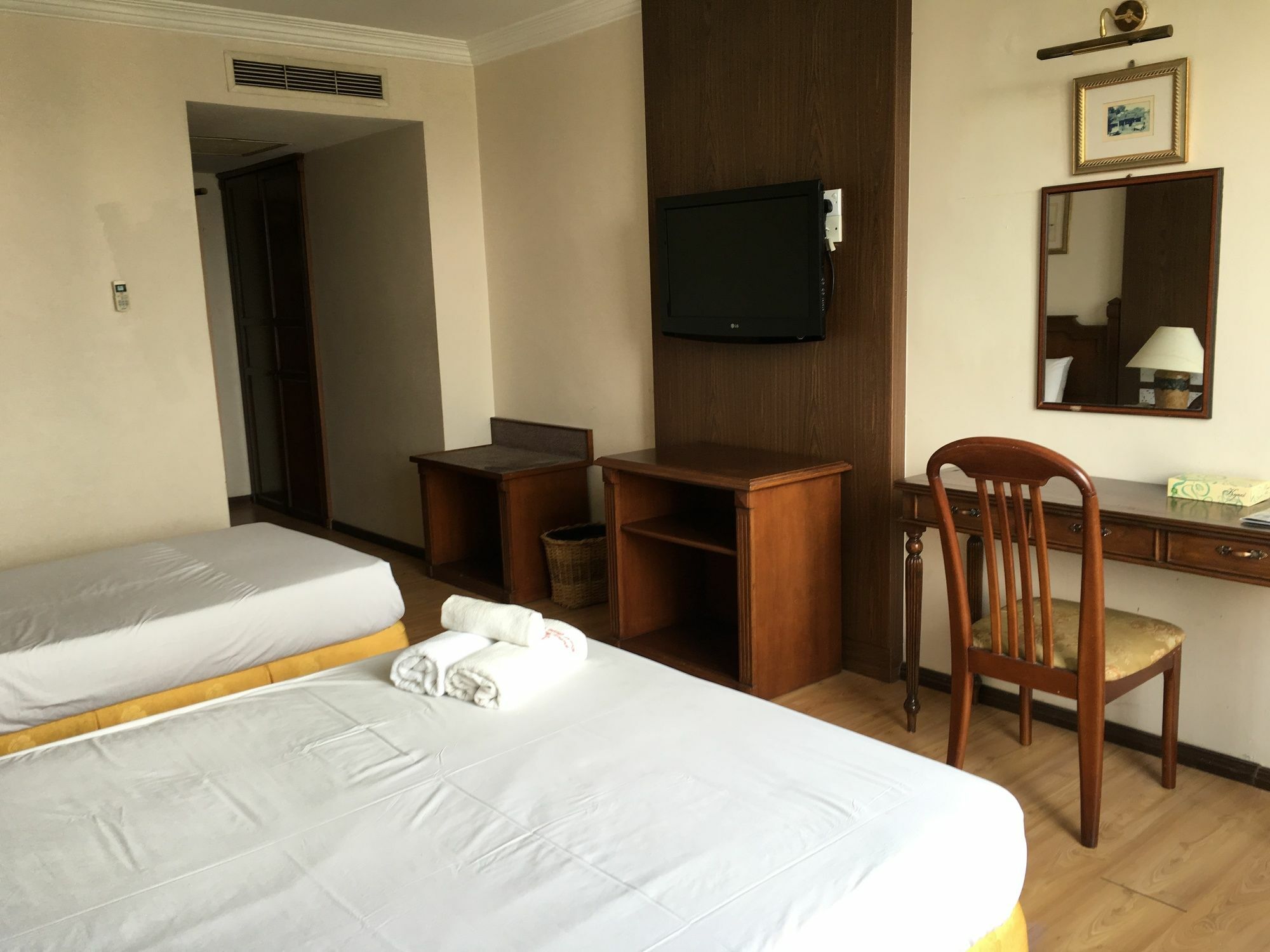 Regal Court Hotel Kuching Bagian luar foto