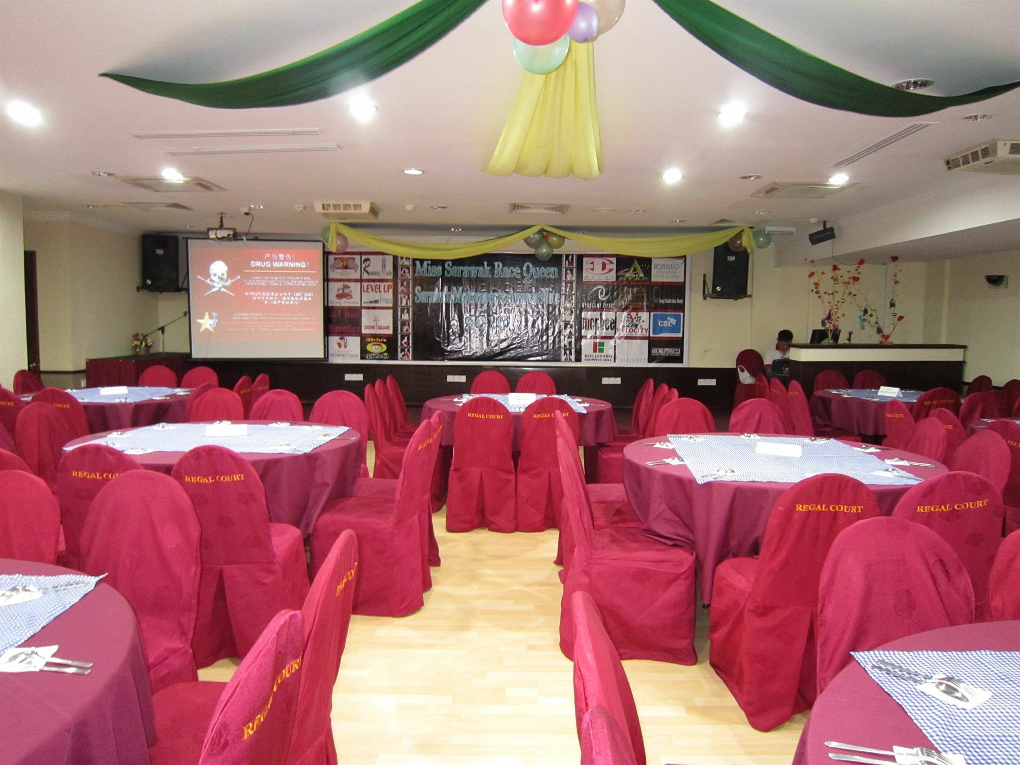 Regal Court Hotel Kuching Bagian luar foto