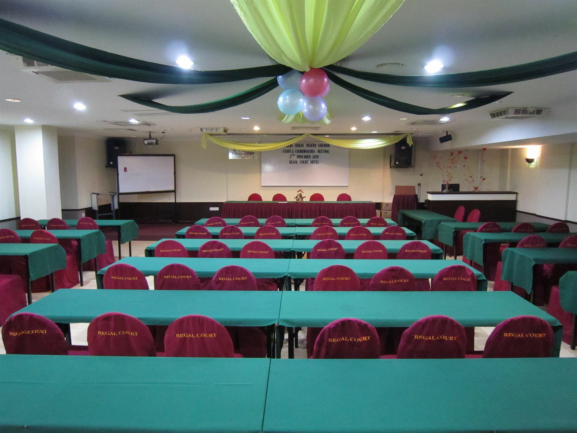 Regal Court Hotel Kuching Bagian luar foto