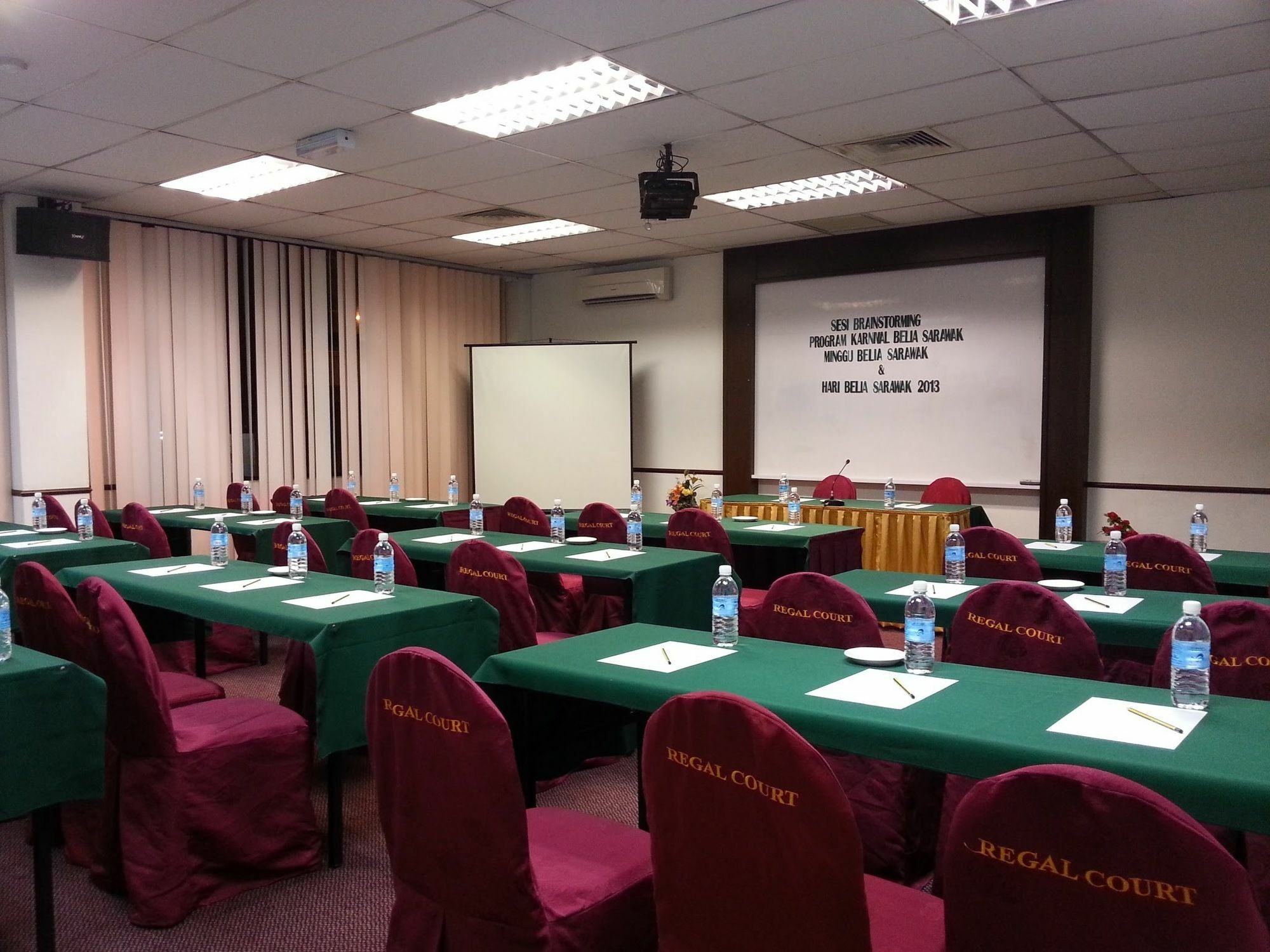 Regal Court Hotel Kuching Bagian luar foto